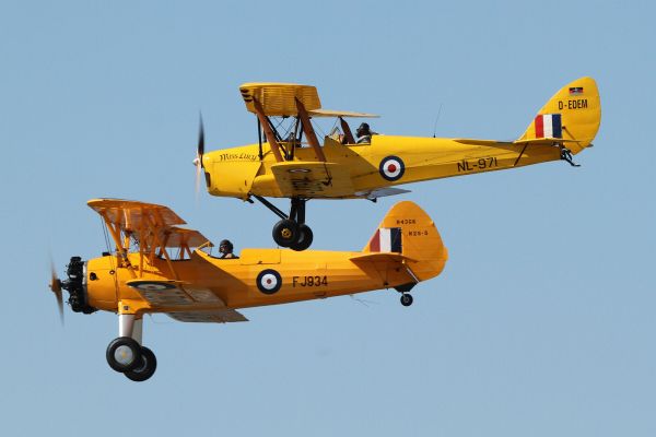 Boeing B 75 Stearman a De Havilland Tiger Moth připomenou výcvik válečných pilotů RAF v letech 1942-1943